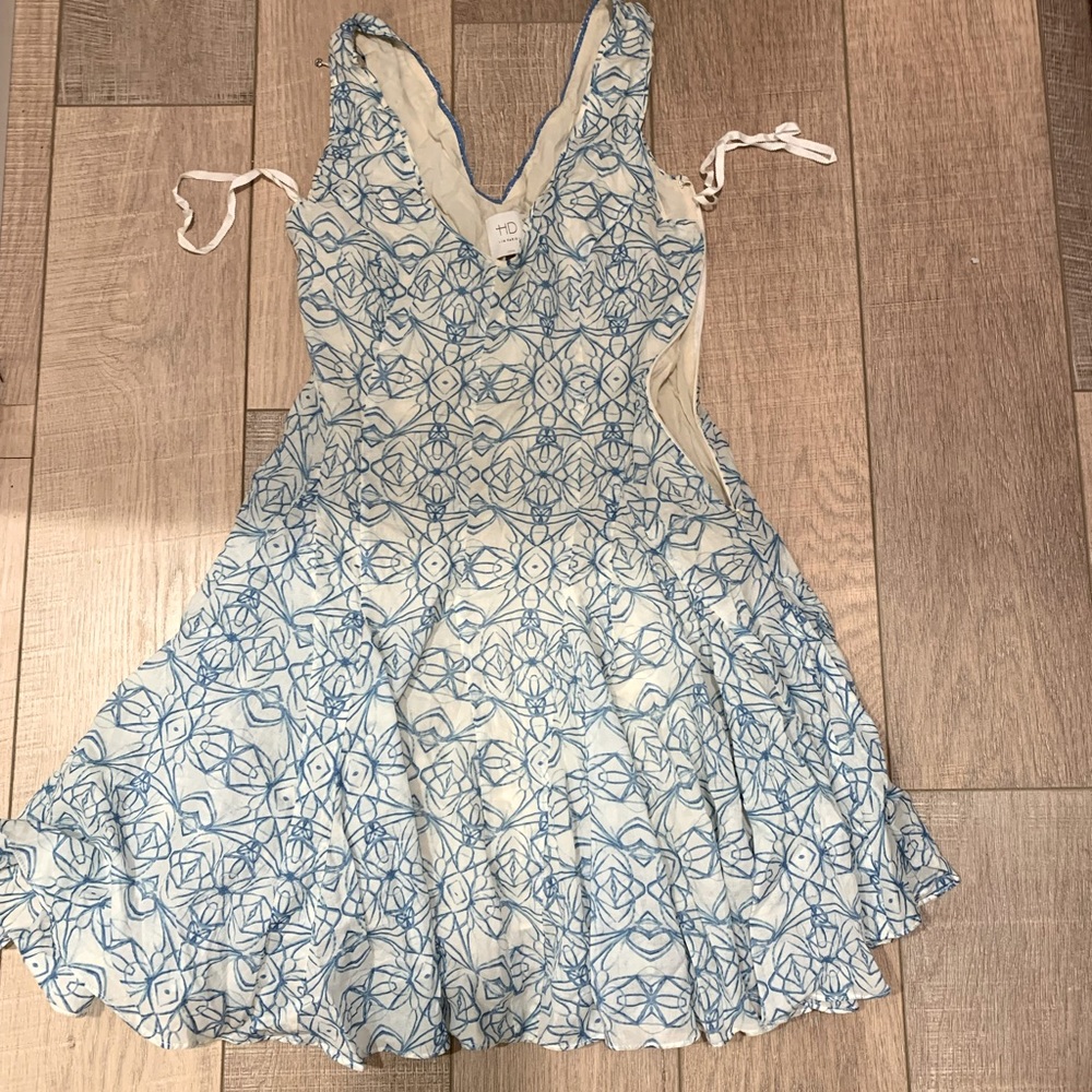It’s a blue and white dress from HD and is size 00